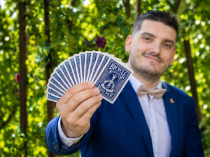 magicien tenant des cartes dans sa main